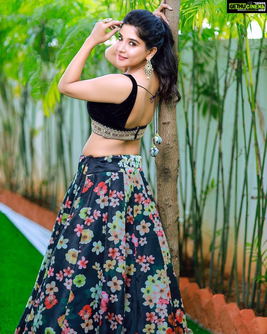 Sakshi Agarwal Instagram - There are brighter days ahead! Just wait for it❤️ . Photography: @ashwinthclicker MUA : @beautyblissbydivs Hairstylist /Video : @durga_hair_stylist Designer : @mabia_mb Jewels: @fineshinejewels Location: @san_event_hall @tisisnaveen @pugazhmuruganphotography . #lehenga #black #glow #sun #pretty #feelgood #glowfromwithin #traditional #instagood #instapic #ootd #sakshiagarwal Chennai, India