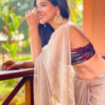 Sakshi Agarwal Instagram – The inspiration you seek is already within you!
Be silent and listen❤️
.

@fab_by_faiza @swaadh 
.
#saree #gold #epic #sareelove #sakshiagarwal #sakshiloveforsaree #jhumkas #pretty