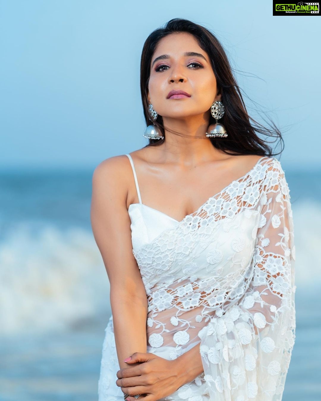 Sakshi Agarwal Instagram - 2022 bringing in a lot of happiness be like.. . #newyear2022 #happynewyear #newyearvibes . @ngrnandha @divastylistmakeupartistry7 @style_with_riz @tisisnaveen @teamaimpro Chennai, India