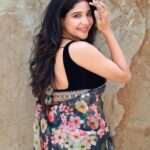 Sakshi Agarwal Instagram - Queens always turn pain into Power💞 . Photography: @ashwinthclicker MUA : @beautyblissbydivs Hairstylist /Video : @durga_hair_stylist Designer : @mabia_mb Jewels: @fineshinejewels Location: @san_event_hall @tisisnaveen @pugazhmuruganphotography . #saree #black #glow #sun #pretty #feelgood #glowfromwithin #traditional #instagood #instapic #ootd #sakshiagarwal