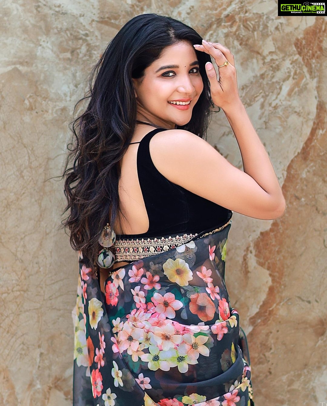 Sakshi Agarwal Instagram - Queens always turn pain into Power💞 . Photography: @ashwinthclicker MUA : @beautyblissbydivs Hairstylist /Video : @durga_hair_stylist Designer : @mabia_mb Jewels: @fineshinejewels Location: @san_event_hall @tisisnaveen @pugazhmuruganphotography . #saree #black #glow #sun #pretty #feelgood #glowfromwithin #traditional #instagood #instapic #ootd #sakshiagarwal