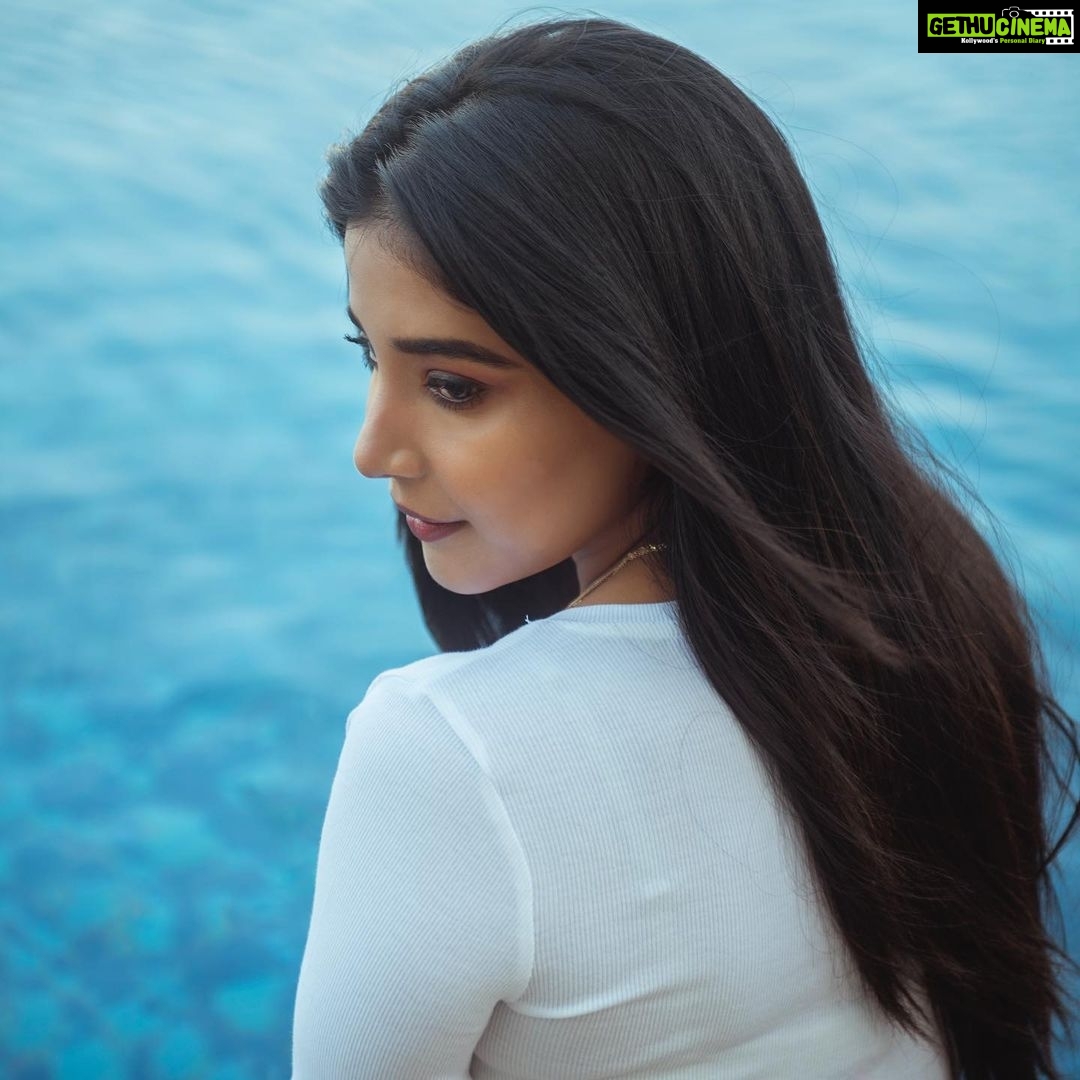 Sakshi Agarwal Instagram - Let the waves carry you where light cannot🦋 . @beautyblissbydivs @durga_hair_stylist @indiaglitz_tamil @suraj_desur_photography @avalglitz . #water #pool #boots #sakshiagarwal #biggboss Somerset Greenways Chennai