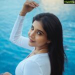Sakshi Agarwal Instagram - Let the waves carry you where light cannot🦋 . @beautyblissbydivs @durga_hair_stylist @indiaglitz_tamil @suraj_desur_photography @avalglitz . #water #pool #boots #sakshiagarwal #biggboss Somerset Greenways Chennai