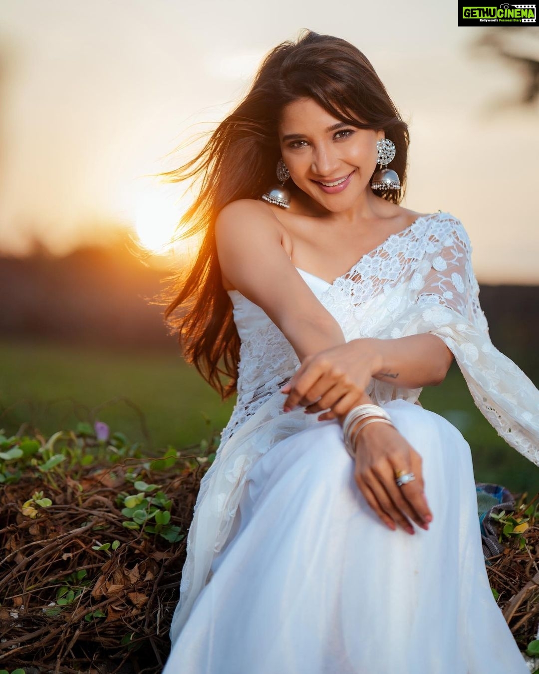 Sakshi Agarwal Instagram - 2022 bringing in a lot of happiness be like.. . #newyear2022 #happynewyear #newyearvibes . @ngrnandha @divastylistmakeupartistry7 @style_with_riz @tisisnaveen @teamaimpro Chennai, India
