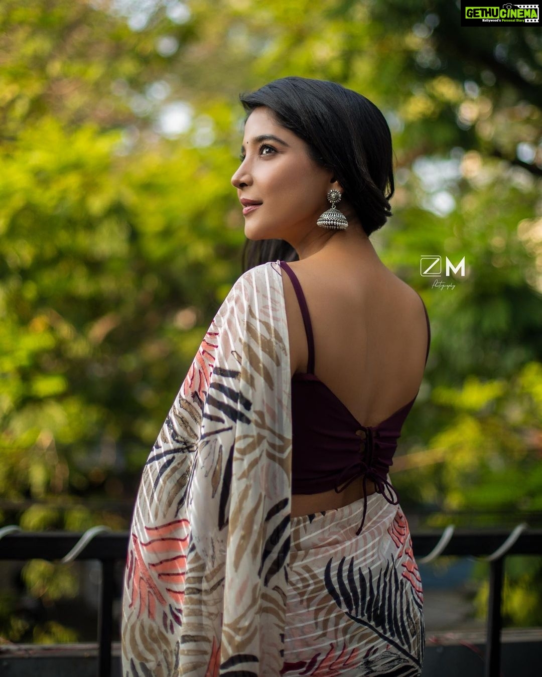 Sakshi Agarwal Instagram - Let yourself fall into this wild love❤️ . Photography:@zoomin_momentz Stylist:@shreshta_iyer Mua:@anupama.krishnamachari Hairstylist:@samitha_hairstylist Designer:@helenatrendz Location:@blindch3mistry_annanagar Special credits:@makmediaandentertainment @mani_aka_mak Retouch:@p_o_s_e_i_d_o_n_11 . #saree #sareelove #sareestyle #candid #instamood #sakshiagarwal Blind ch3mistry Anna Nagar