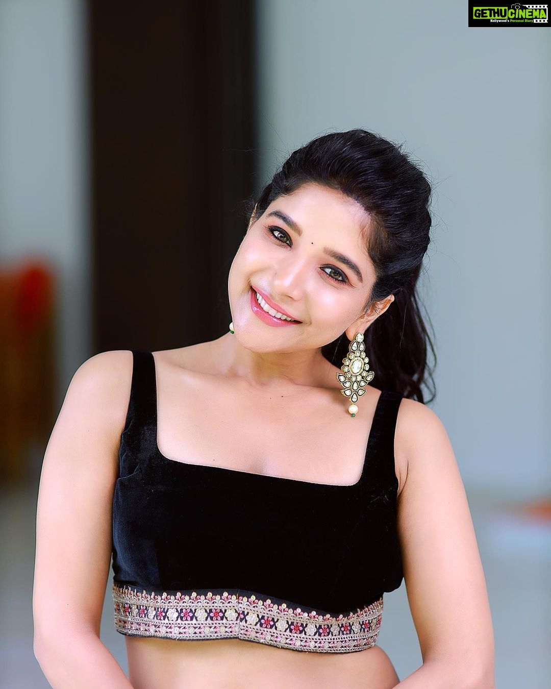 Sakshi Agarwal Instagram - Beautiful glowing skin is the basis to any look❤️ . Photography: @ashwinthclicker MUA : @beautyblissbydivs Hairstylist /Video : @durga_hair_stylist Designer : @mabia_mb Jewels: @fineshinejewels Location: @san_event_hall @tisisnaveen @pugazhmuruganphotography . #lehenga #black #glow #sun #pretty #feelgood #glowfromwithin #traditional #instagood #instapic #ootd #sakshiagarwal Chennai, India