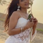 Sakshi Agarwal Instagram – As the sun sets in 2021 at such a great note, Kickstart 2022 with a soulful and pristine sunrise 🌅❤️
.
🔥HappyNewYear 2022 insta fam🔥
.
Let this new year bring you all new rays of hope, opportunities and good health and prosperity🥰💕❤️
.

Mua – @divastylistmakeupartistry7
Designer – @style_with_riz
Photography – @ngrnandha 
Location – @elementsoneastcoast 
@tisisnaveen @pugazhmurugan_ 
.
#2022 #happynewyear2022 
#instagramreels #reelsinstagram #sareereels #beachreels #whitesaree #feelitreelit #beachaesthetic #byebye2021 #whiteflowers #purity #trendingreels #trendingsongs #explore #explorepage✨ #prettyaesthetic #sakshiagarwal Chennai, India