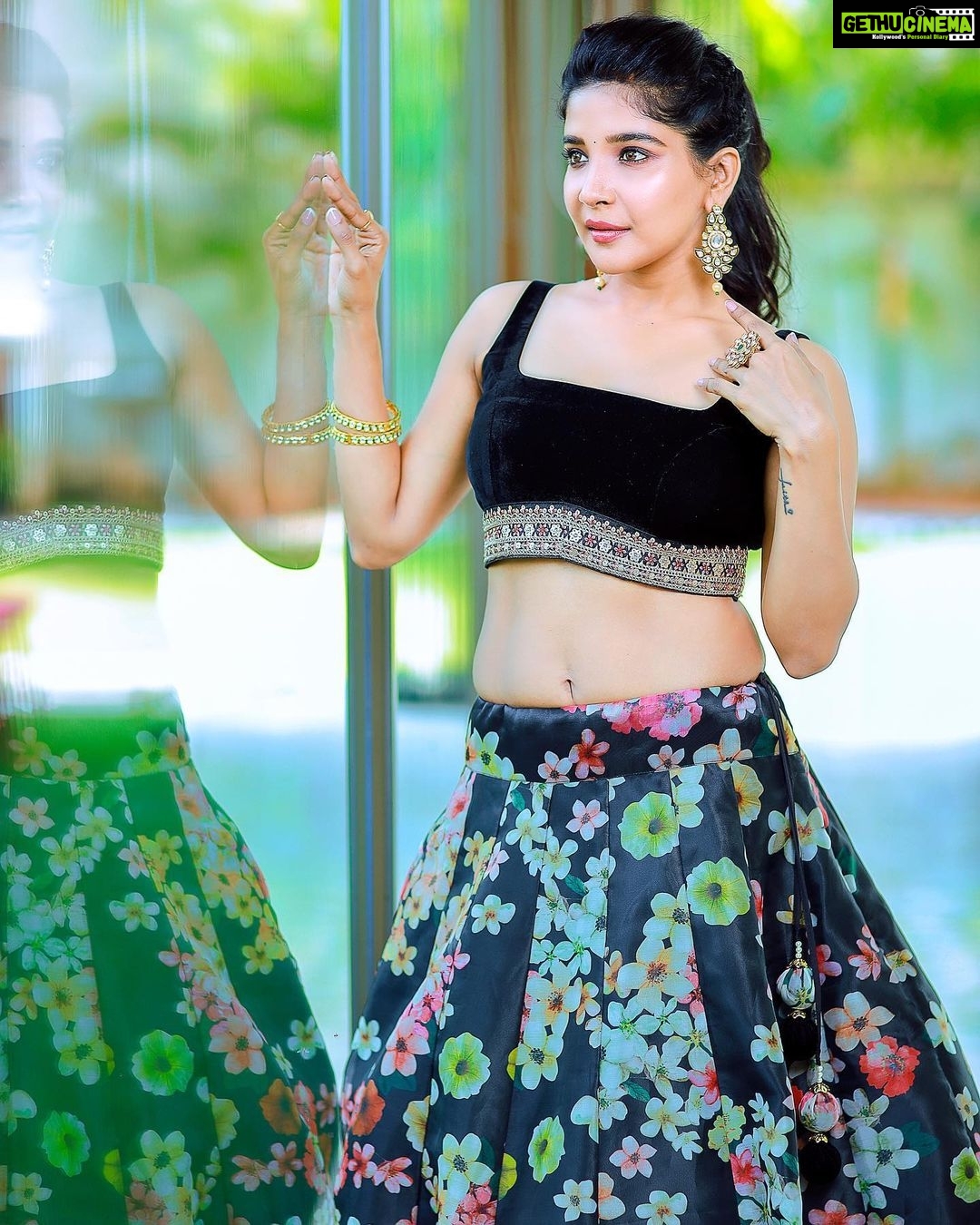 Sakshi Agarwal Instagram - Beautiful glowing skin is the basis to any look❤️ . Photography: @ashwinthclicker MUA : @beautyblissbydivs Hairstylist /Video : @durga_hair_stylist Designer : @mabia_mb Jewels: @fineshinejewels Location: @san_event_hall @tisisnaveen @pugazhmuruganphotography . #lehenga #black #glow #sun #pretty #feelgood #glowfromwithin #traditional #instagood #instapic #ootd #sakshiagarwal Chennai, India