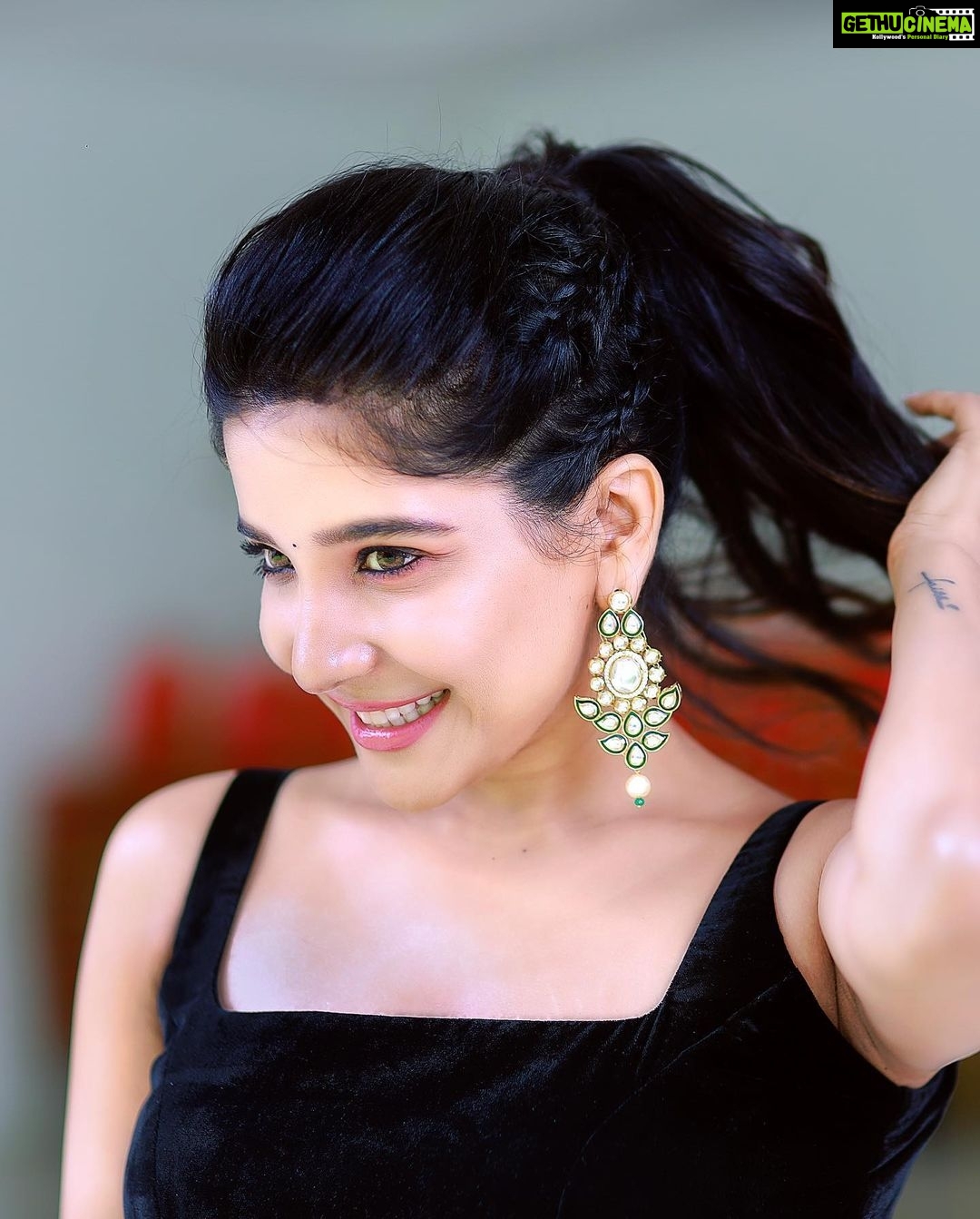 Sakshi Agarwal Instagram - Beautiful glowing skin is the basis to any look❤️ . Photography: @ashwinthclicker MUA : @beautyblissbydivs Hairstylist /Video : @durga_hair_stylist Designer : @mabia_mb Jewels: @fineshinejewels Location: @san_event_hall @tisisnaveen @pugazhmuruganphotography . #lehenga #black #glow #sun #pretty #feelgood #glowfromwithin #traditional #instagood #instapic #ootd #sakshiagarwal Chennai, India