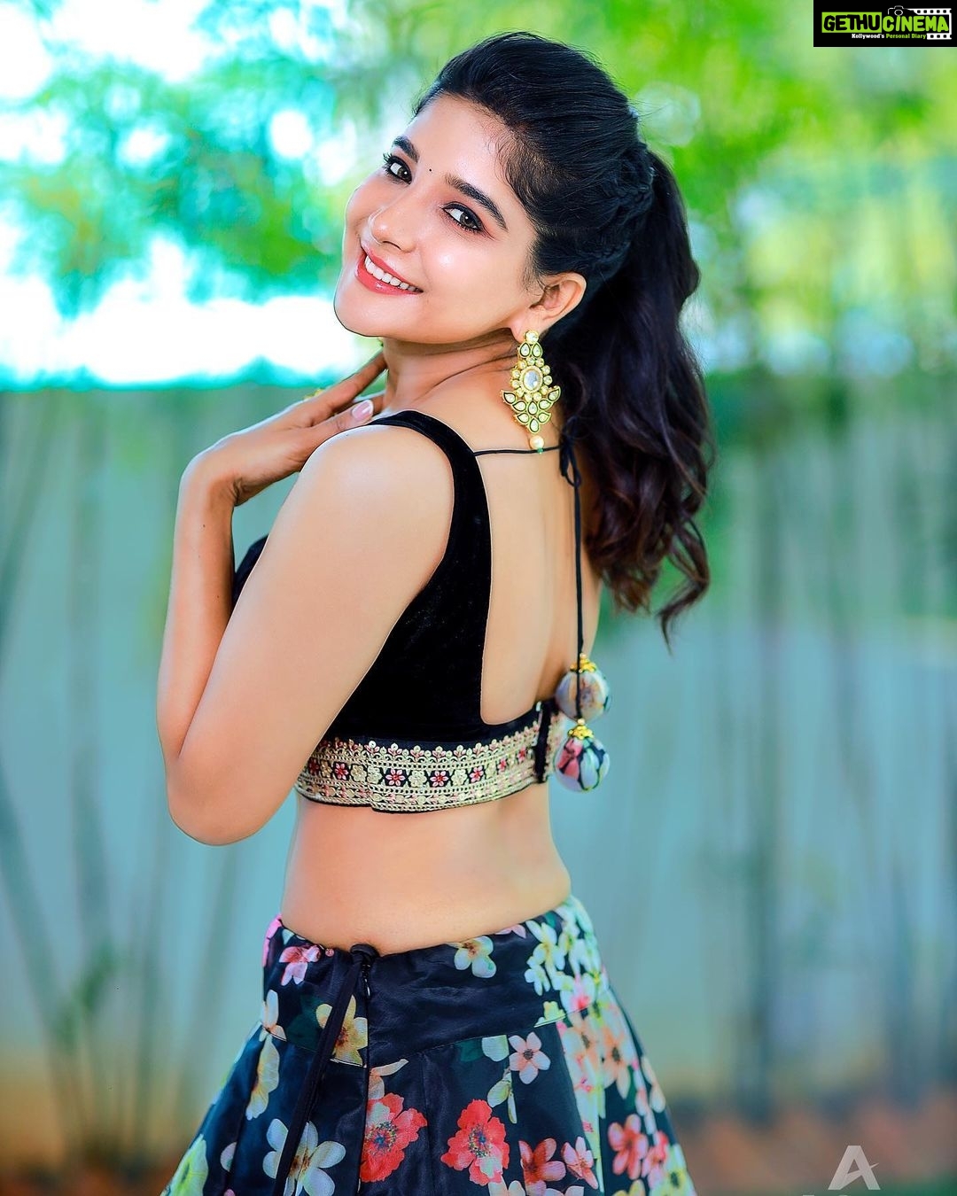 Sakshi Agarwal Instagram - There are brighter days ahead! Just wait for it❤️ . Photography: @ashwinthclicker MUA : @beautyblissbydivs Hairstylist /Video : @durga_hair_stylist Designer : @mabia_mb Jewels: @fineshinejewels Location: @san_event_hall @tisisnaveen @pugazhmuruganphotography . #lehenga #black #glow #sun #pretty #feelgood #glowfromwithin #traditional #instagood #instapic #ootd #sakshiagarwal Chennai, India