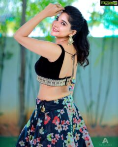 Sakshi Agarwal Instagram - There are brighter days ahead! Just wait for it❤️ . Photography: @ashwinthclicker MUA : @beautyblissbydivs Hairstylist /Video : @durga_hair_stylist Designer : @mabia_mb Jewels: @fineshinejewels Location: @san_event_hall @tisisnaveen @pugazhmuruganphotography . #lehenga #black #glow #sun #pretty #feelgood #glowfromwithin #traditional #instagood #instapic #ootd #sakshiagarwal Chennai, India