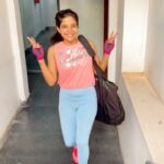Sakshi Agarwal Instagram - Just for some fun during my workout🏋🏻‍♀️ . #instareels #feelitreelit #workout #motivation #funtime #fitfamily #core #squats #abs #snatch #dumbell #gymmotivation #sakshiagarwalworkout #sweatitout #transition #challenege