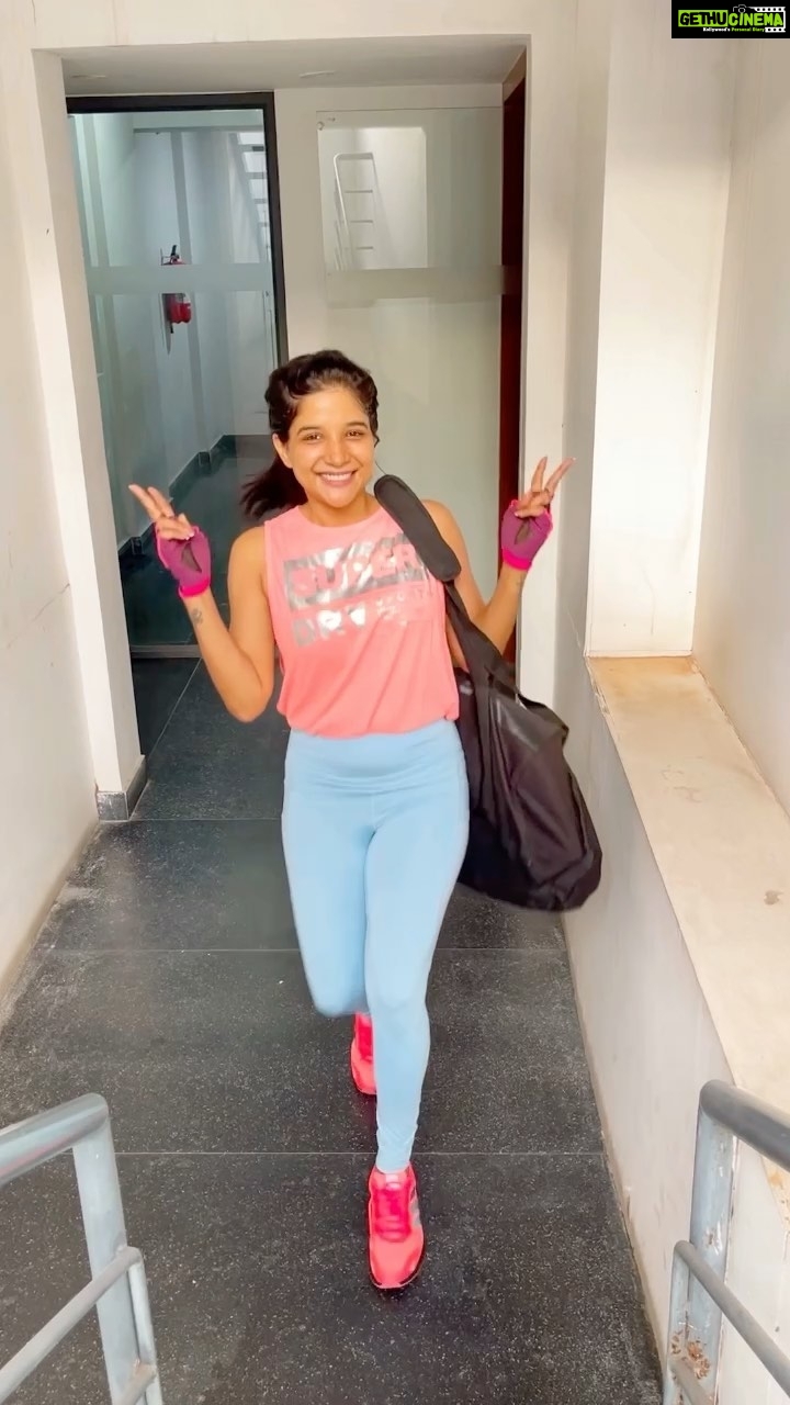 Sakshi Agarwal Instagram - Just for some fun during my workout🏋🏻♀️ . #instareels #feelitreelit #workout #motivation #funtime #fitfamily #core #squats #abs #snatch #dumbell #gymmotivation #sakshiagarwalworkout #sweatitout #transition #challenege