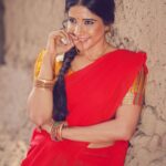 Sakshi Agarwal Instagram - சூரியன் தன ஒளி கற்றை இந்த பூமியின் மீது செலுத்துவதை போன்று உங்கள் வாழ்வில் மகிழ்ச்சி பொங்கட்டும், பொங்கல் வாழ்த்துக்கள்! #happypongal #happypongal2021 . Pic: @redboxphotography Hmua: @sridevirameshartist Styling: @jalaksk Costumes :- @helenatrendz @tisisnaveen . #villagestyle #villagebeauty #southindiavillage #traditional #fields #villagevibes #nature #candid #southindian #kollywood #mollywood #sakshiagarwal #tamilculture Chennai, India