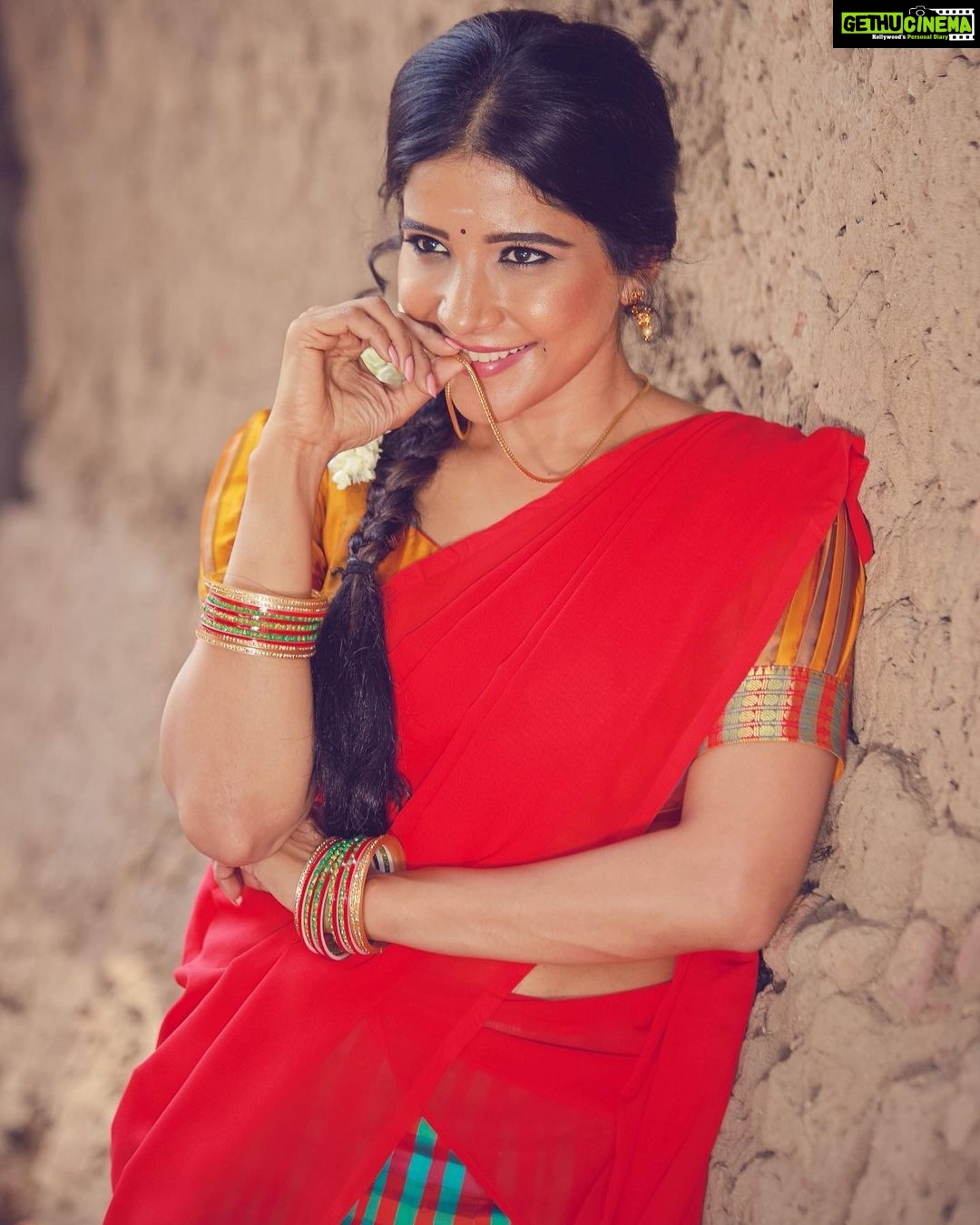Sakshi Agarwal Instagram - சூரியன் தன ஒளி கற்றை இந்த பூமியின் மீது செலுத்துவதை போன்று உங்கள் வாழ்வில் மகிழ்ச்சி பொங்கட்டும், பொங்கல் வாழ்த்துக்கள்! #happypongal #happypongal2021 . Pic: @redboxphotography Hmua: @sridevirameshartist Styling: @jalaksk Costumes :- @helenatrendz @tisisnaveen . #villagestyle #villagebeauty #southindiavillage #traditional #fields #villagevibes #nature #candid #southindian #kollywood #mollywood #sakshiagarwal #tamilculture Chennai, India