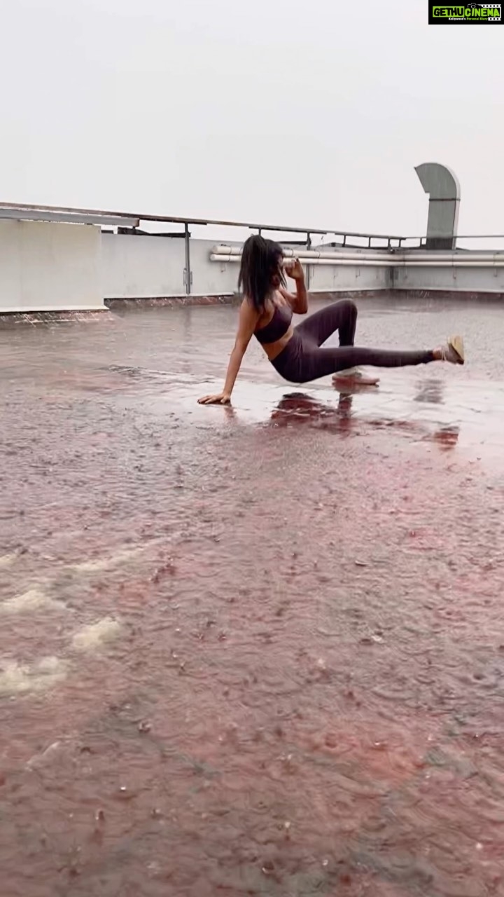 Sakshi Agarwal Instagram - “Its Raining”⛈⛈ - Its not an excuse! -Its a Challenge🔥💪🏋🏻‍♀️ . Research says that- “Exercise in the rain can make you work harder and burn more fat.” https://m.timesofindia.com/life-style/health-fitness/fitness/go-exercise-in-the-rain/articleshow/20957370.cms https://www.vivotion.com/blog/exercise/benefits-of-exercising-in-the-rain/ . #feelitreelit #workoutreels #rainworkout #rainworkoutsession #rainfitness #rainreels #beastmode #beastbgm #fitfamily #fitnessmotivation #kickset #shufflelunges #burpees #rainworkoutchallenge #fitnessjourney #sakshiagarwal #sakshiagarwalworkout #terraceworkout #bodyweightworkout Chennai, India