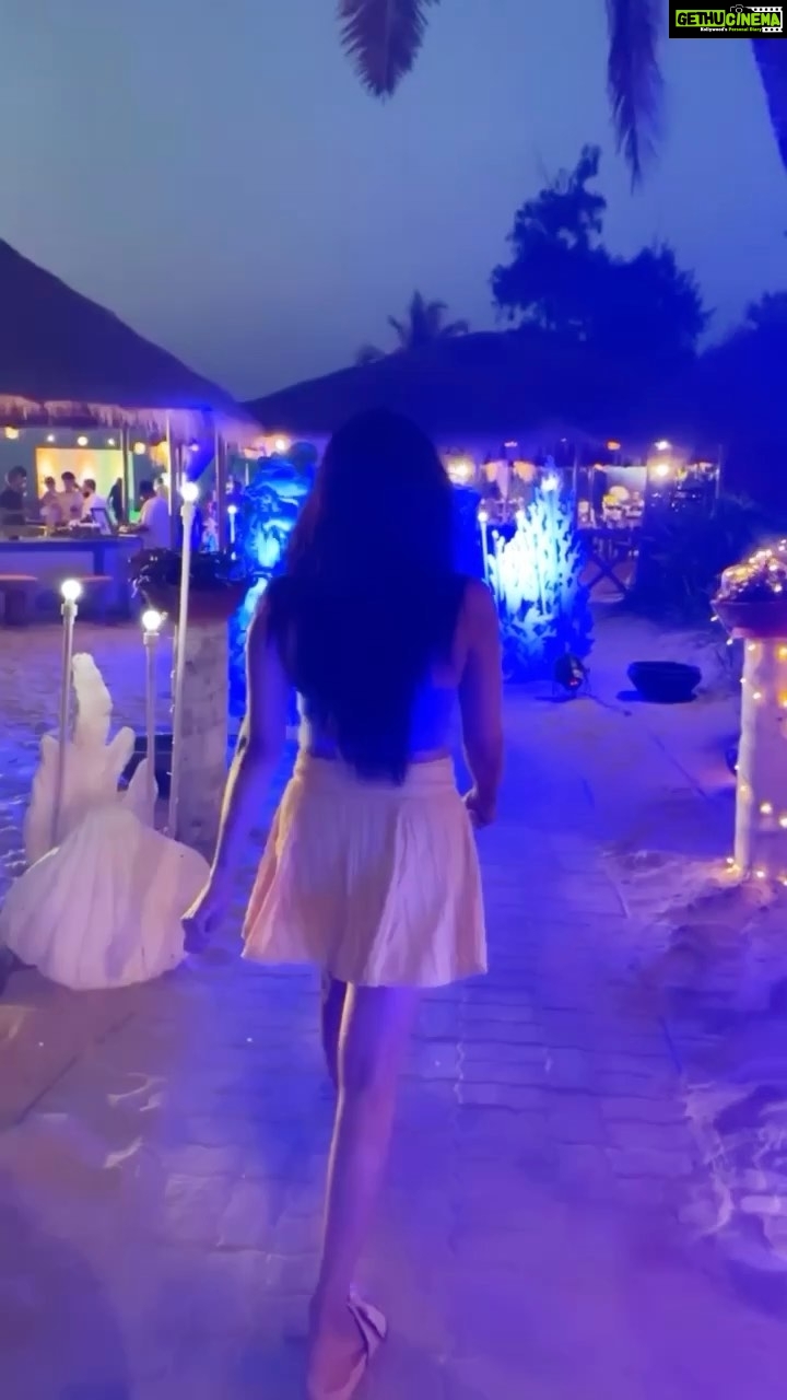Sakshi Agarwal Instagram - Walking past this beautiful location❤️ . It doesn’t even matter❤️ . #feelitreelit #instareels #reels #goa #beaches #leelagoa #beachgirl #tenniskirt #purpleaesthetic #lovemylife #kollywood #sakshiagarwal