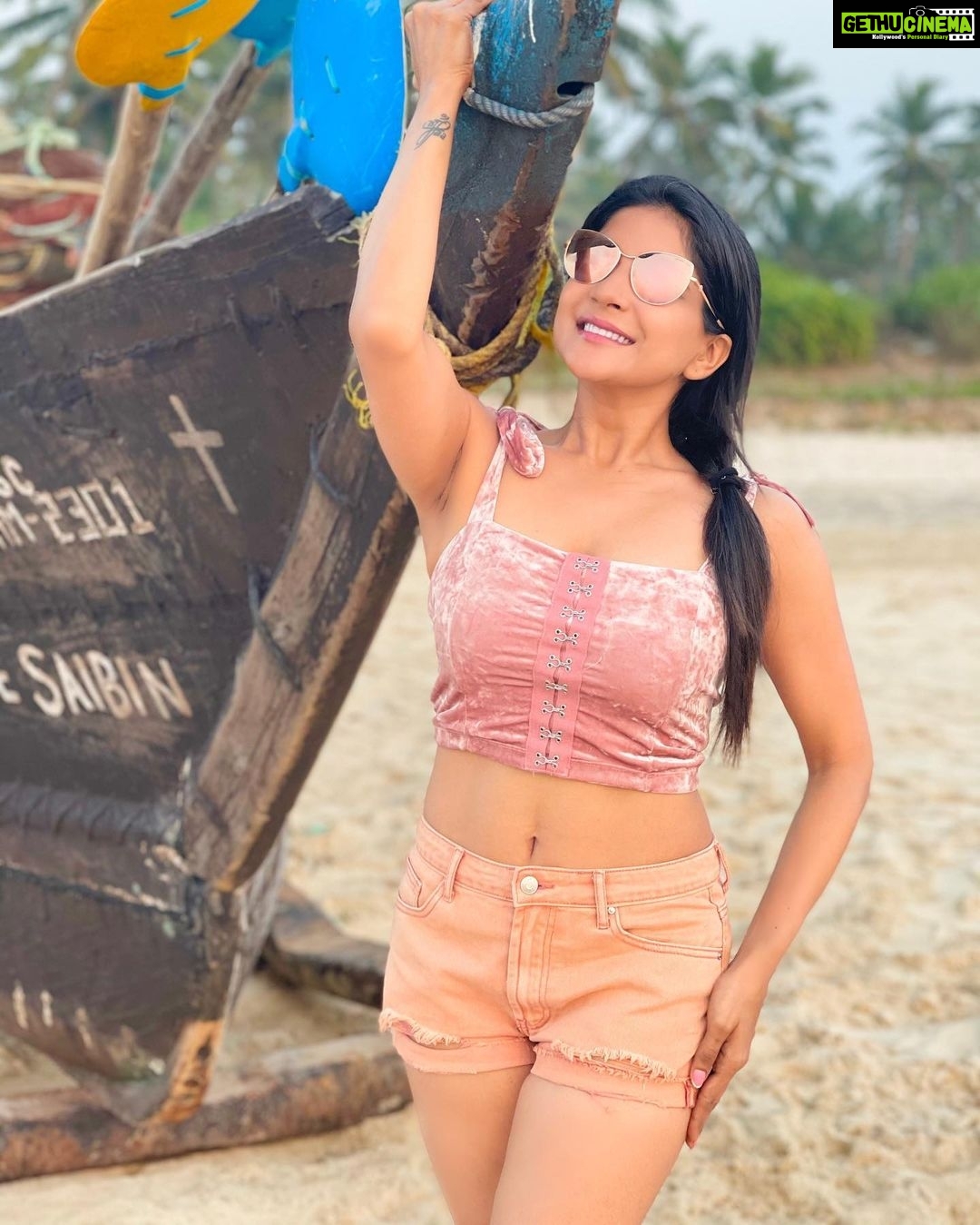 Sakshi Agarwal Instagram - Home is where the anchor drops⚓️ . #anchor #ocean #sea #boat #home #goa #beach #velvet #sands #sakshiagarwal #holidayvibes #funtimes ITC Grand Goa