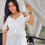 Sakshi Agarwal Instagram – Sometimes when things are falling apart,
They may actually be falling into place! 
Hold on and stay super Positive🦋💫
.
#white #drapes #frillfrock #purity #whitedress #whitesand #goa #beach #holidays #lovedrapes #sakshiagarwal #kollywood #biggbosstamil #whitefrilldress ITC Grand Goa