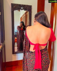 Sakshi Agarwal Instagram - Lets reflect on all that has happened in 2020 and be grateful that we are all still living in this beautiful world to make a better life for ourselves! . Kudos to each one of you for your relentless endure of hardship in this journey ❤️ . Blouse by : @swaadh Saree by : @fab_by_faiza . #newyears #saree #beautifulback #sakshiagarwal #2021 #goa #sareelove ITC Grand Goa