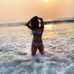 Sakshi Agarwal Instagram - Ithuvarai Illaatha Unarvithu Ithayathil Undaana Kanavithu Palithidum Annaalai Thedidum Paadal Kaetaayo. . #instafeel #feelitreelit #beach #goa #holidays #