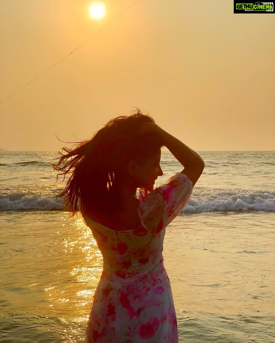 Sakshi Agarwal Instagram - The best kind of gold, That cant be sold☀️ . #sunset #sunsetphotography #sunsetlover #sunsets_captures #sunsetatgoa #sunsetgram #instapic #goa #beach #goldensky #leela #sakshiagarwal The Leela Goa