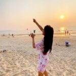 Sakshi Agarwal Instagram - Imagination is the highest kite one can fly🪁 . My first time ever❤️🪁 Learning new skills in holidays! Everyday you must grow🥰 . #kiteflying #kiteflyer #beach #wind #goa #holidays #chilling #imagination