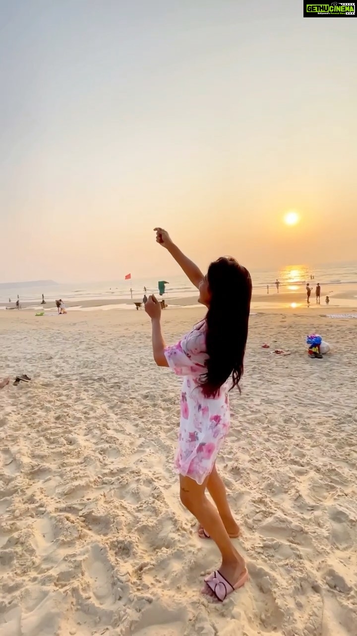 Sakshi Agarwal Instagram - Imagination is the highest kite one can fly🪁 . My first time ever❤️🪁 Learning new skills in holidays! Everyday you must grow🥰 . #kiteflying #kiteflyer #beach #wind #goa #holidays #chilling #imagination
