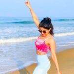 Sakshi Agarwal Instagram - Crazy successful workout at the beach! Feel so good❤️ . #workout #fitfam #fitness #beachfitness #beachworkout #waves #water #motivation #goals #abs #sides #core #kettlebell #beachcardio The Leela Goa