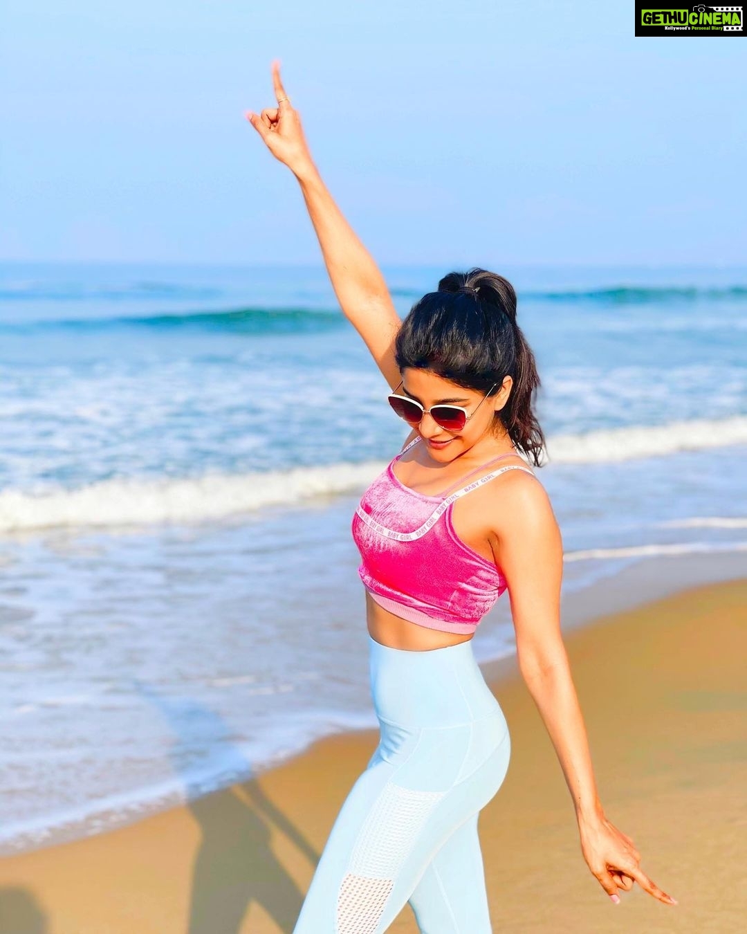 Sakshi Agarwal Instagram - Crazy successful workout at the beach! Feel so good❤️ . #workout #fitfam #fitness #beachfitness #beachworkout #waves #water #motivation #goals #abs #sides #core #kettlebell #beachcardio The Leela Goa