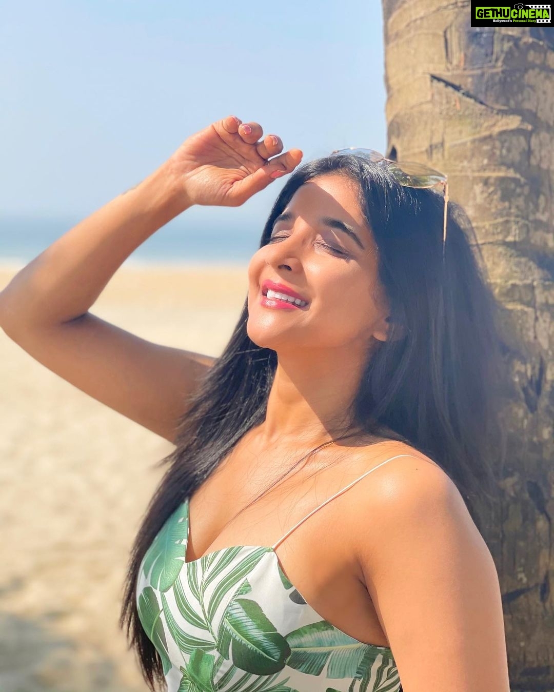 Sakshi Agarwal Instagram - Turn your face towards the sun and shadows will fall behind you❤️ . #cycling #cyclinglife #bicycleride #goa #freshair #greenery #floraldesign #coords #sun #holidays #goodvibes The Leela Goa