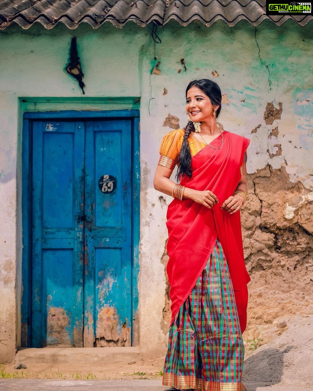 Sakshi Agarwal Instagram - சூரியன் தன ஒளி கற்றை இந்த பூமியின் மீது செலுத்துவதை போன்று உங்கள் வாழ்வில் மகிழ்ச்சி பொங்கட்டும், பொங்கல் வாழ்த்துக்கள்! #happypongal #happypongal2021 . Pic: @redboxphotography Hmua: @sridevirameshartist Styling: @jalaksk Costumes :- @helenatrendz @tisisnaveen . #villagestyle #villagebeauty #southindiavillage #traditional #fields #villagevibes #nature #candid #southindian #kollywood #mollywood #sakshiagarwal #tamilculture Chennai, India