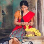 Sakshi Agarwal Instagram - சூரியன் தன ஒளி கற்றை இந்த பூமியின் மீது செலுத்துவதை போன்று உங்கள் வாழ்வில் மகிழ்ச்சி பொங்கட்டும், பொங்கல் வாழ்த்துக்கள்! #happypongal #happypongal2021 . Pic: @redboxphotography Hmua: @sridevirameshartist Styling: @jalaksk Costumes :- @helenatrendz @tisisnaveen . #villagestyle #villagebeauty #southindiavillage #traditional #fields #villagevibes #nature #candid #southindian #kollywood #mollywood #sakshiagarwal #tamilculture Chennai, India