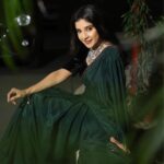 Sakshi Agarwal Instagram – Her courage was her crown and she wore it like a queen❤️
.
@labelswarupa @preethiartistry @poovarasanphotography 
.
#awardshow #saree #royalgreensaree #kollywood #sakshiagarwal #biggboss #regallife Chennai, India