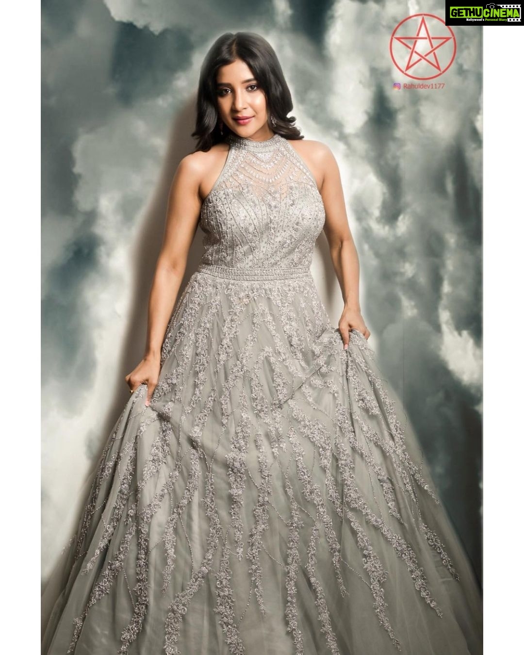 Sakshi Agarwal Instagram - Real is Rare💫 . Photography- @rahuldev1177 Styling- @shreshta_iyer @shreshta_the_stylist Designer- @savinidii_official Mua- @promakeup_bridal_studio @makeupandhairbyrehana @samikshx . #gown #sakshiagarwal #kollywood #mollywood #biggbosstamil Chennai, India