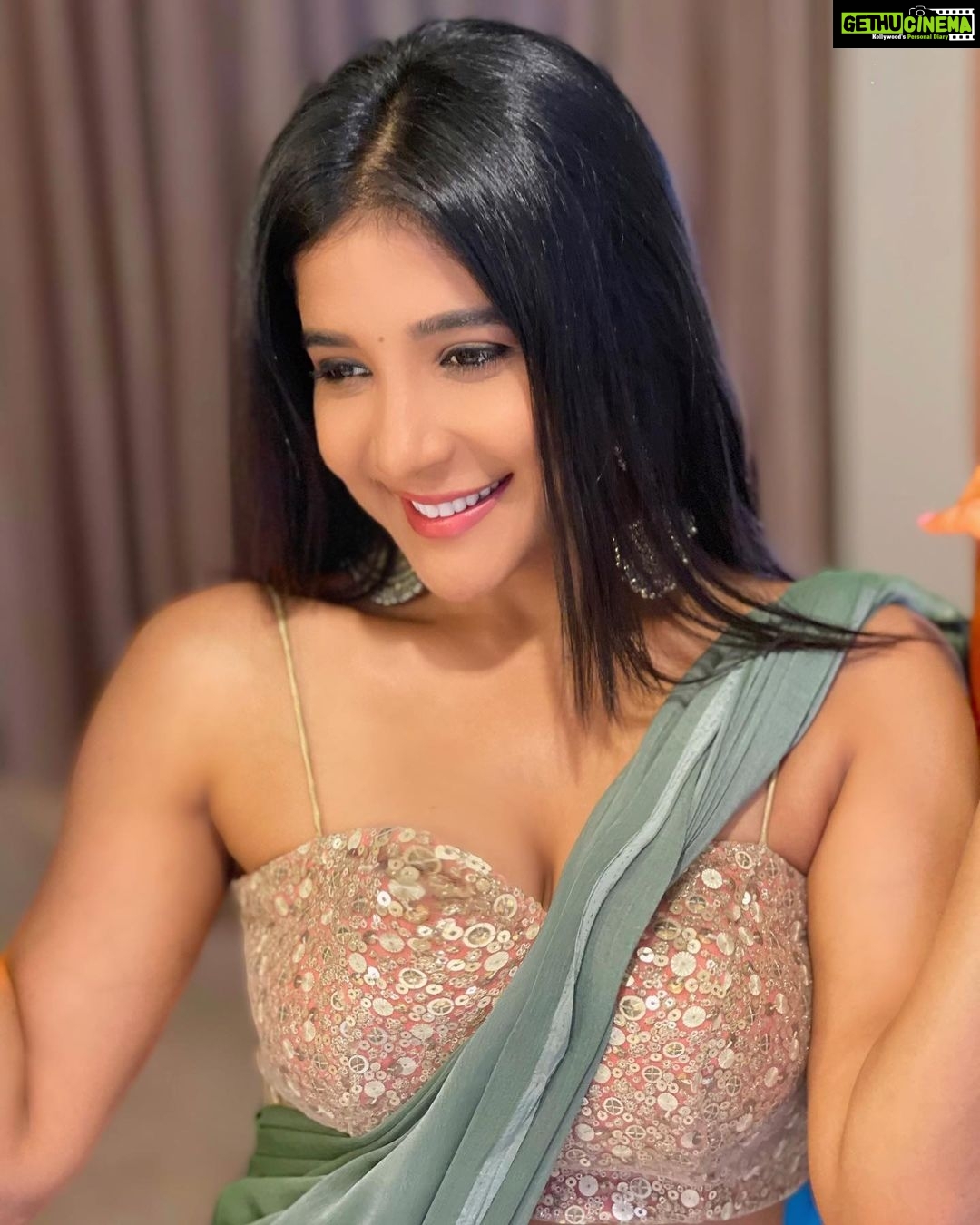 Sakshi Agarwal Instagram - Good morning sweethearts❤️ . @swaadh @swapnaareddyofficial @fab_by_faiza @yoursethnically . #saree #innerpeace #happyvibes #goa #holidays #traditional #jhumkas #pretty #kollywood #sakshiagarwal ITC Grand Goa