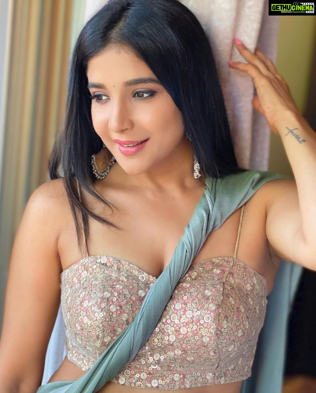 Sakshi Agarwal Instagram - Good morning sweethearts❤️ . @swaadh @swapnaareddyofficial @fab_by_faiza @yoursethnically . #saree #innerpeace #happyvibes #goa #holidays #traditional #jhumkas #pretty #kollywood #sakshiagarwal ITC Grand Goa