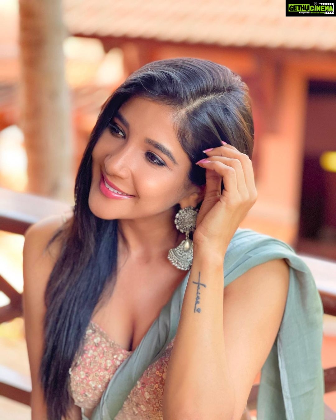 Sakshi Agarwal Instagram - Be so rooted in your being that nobody’s presence or absence can disturb your inner peace✨💫 . @swaadh @swapnaareddyofficial @fab_by_faiza @yoursethnically . #saree #innerpeace #happyvibes #goa #holidays #traditional #jhumkas #pretty #kollywood #sakshiagarwal ITC Grand Goa