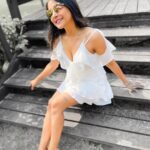 Sakshi Agarwal Instagram – You glow differently,
When you are actually happy💫
.

#white #drapes #frillfrock #purity #whitedress #whitesand #goa #beach #holidays #lovedrapes #sakshiagarwal #kollywood #biggbosstamil #whitefrilldress ITC Grand Goa