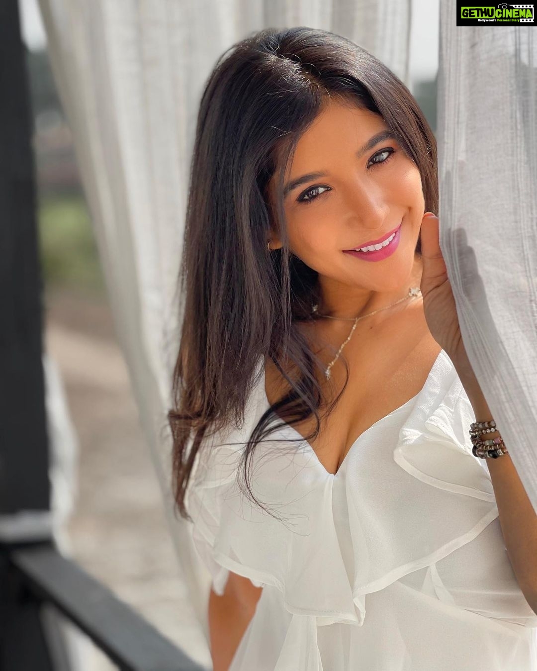 Sakshi Agarwal Instagram - Sometimes when things are falling apart, They may actually be falling into place! Hold on and stay super Positive🦋💫 . #white #drapes #frillfrock #purity #whitedress #whitesand #goa #beach #holidays #lovedrapes #sakshiagarwal #kollywood #biggbosstamil #whitefrilldress ITC Grand Goa