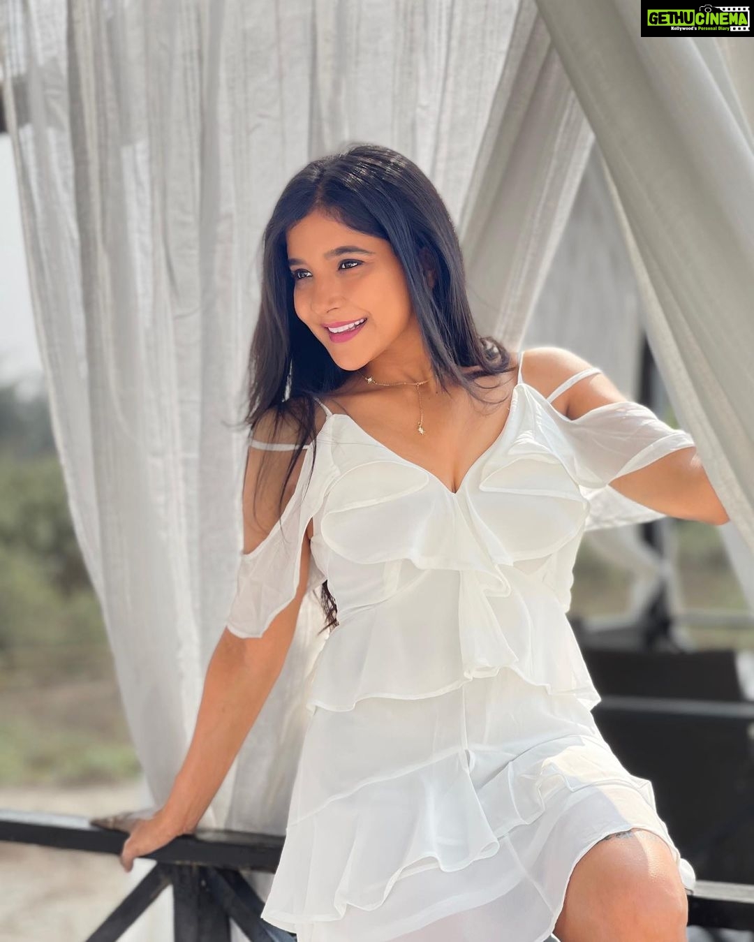Sakshi Agarwal Instagram - Sometimes when things are falling apart, They may actually be falling into place! Hold on and stay super Positive🦋💫 . #white #drapes #frillfrock #purity #whitedress #whitesand #goa #beach #holidays #lovedrapes #sakshiagarwal #kollywood #biggbosstamil #whitefrilldress ITC Grand Goa