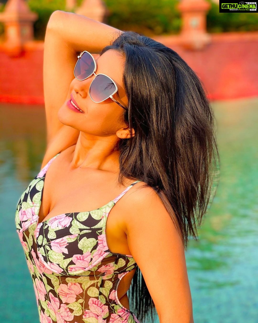 Sakshi Agarwal Instagram - ❤️🔑Positive vibes only 2021❤️🔑 . My 2021 goal is to love back more, look and feel more pretty , sexy and beautiful inside out! . Give back love to all those who have showered unconditional love on me , that is All of U❤️❤️❤️ . #beach #swim #pool #swimsuit #sakshiagarwal #chilling #goa #holidays #2020getover #2021planner ITC Grand Goa