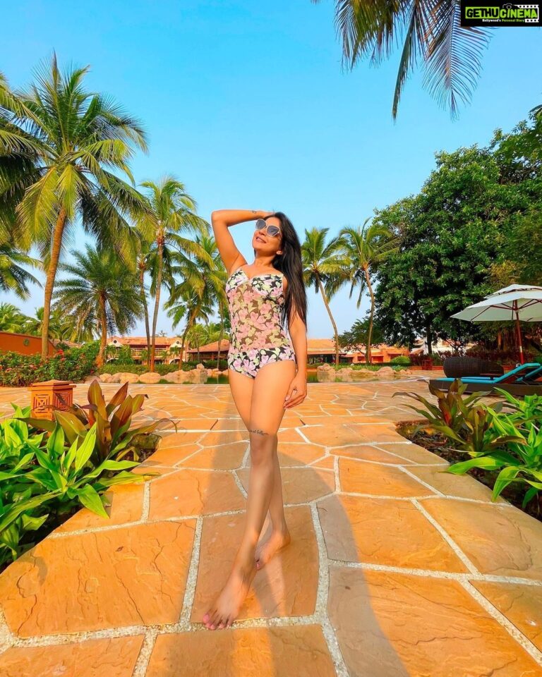 Sakshi Agarwal Instagram - ❤️🔑Positive vibes only 2021❤️🔑 . My 2021 goal is to love back more, look and feel more pretty , sexy and beautiful inside out! . Give back love to all those who have showered unconditional love on me , that is All of U❤️❤️❤️ . #beach #swim #pool #swimsuit #sakshiagarwal #chilling #goa #holidays #2020getover #2021planner ITC Grand Goa