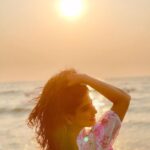 Sakshi Agarwal Instagram – The best kind of gold,
That cant be sold☀️
.

#sunset #sunsetphotography #sunsetlover #sunsets_captures #sunsetatgoa #sunsetgram #instapic #goa #beach #goldensky #leela #sakshiagarwal The Leela Goa