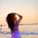 Sakshi Agarwal Instagram - The best kind of gold, That cant be sold☀️ . #sunset #sunsetphotography #sunsetlover #sunsets_captures #sunsetatgoa #sunsetgram #instapic #goa #beach #goldensky #leela #sakshiagarwal The Leela Goa