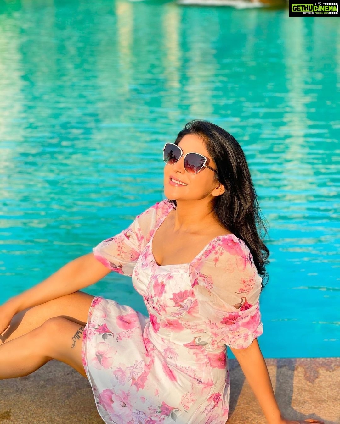 Sakshi Agarwal Instagram - Being underestimated is one of the biggest competitive advantages you can have! The goal is to build a life you dont need vacation from💞 . #pool #water #bluewater #greenery #freshair #lookpretty #floraldesign #prettydress #sakshiagarwal #vacay #holiday #vibes #laugh #live #eat #dressup The Leela Goa