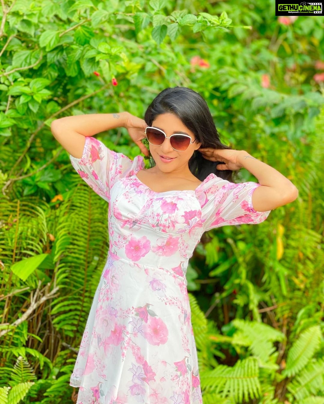 Sakshi Agarwal Instagram - Being underestimated is one of the biggest competitive advantages you can have! The goal is to build a life you dont need vacation from💞 . #pool #water #bluewater #greenery #freshair #lookpretty #floraldesign #prettydress #sakshiagarwal #vacay #holiday #vibes #laugh #live #eat #dressup The Leela Goa