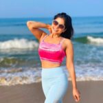Sakshi Agarwal Instagram - Crazy successful workout at the beach! Feel so good❤️ . #workout #fitfam #fitness #beachfitness #beachworkout #waves #water #motivation #goals #abs #sides #core #kettlebell #beachcardio The Leela Goa