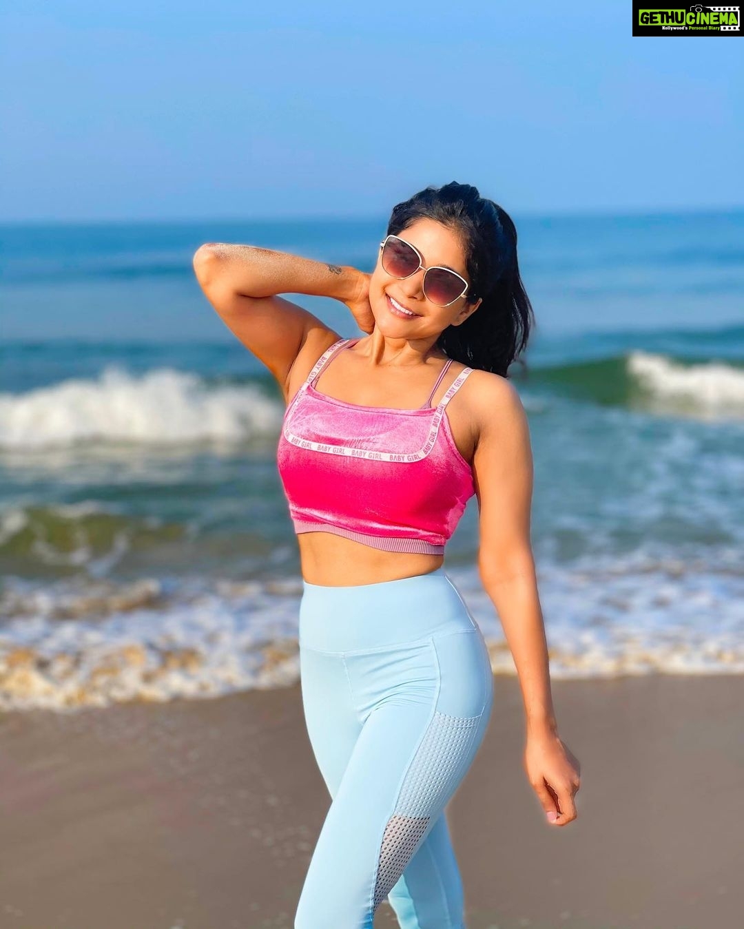 Sakshi Agarwal Instagram - Crazy successful workout at the beach! Feel so good❤️ . #workout #fitfam #fitness #beachfitness #beachworkout #waves #water #motivation #goals #abs #sides #core #kettlebell #beachcardio The Leela Goa