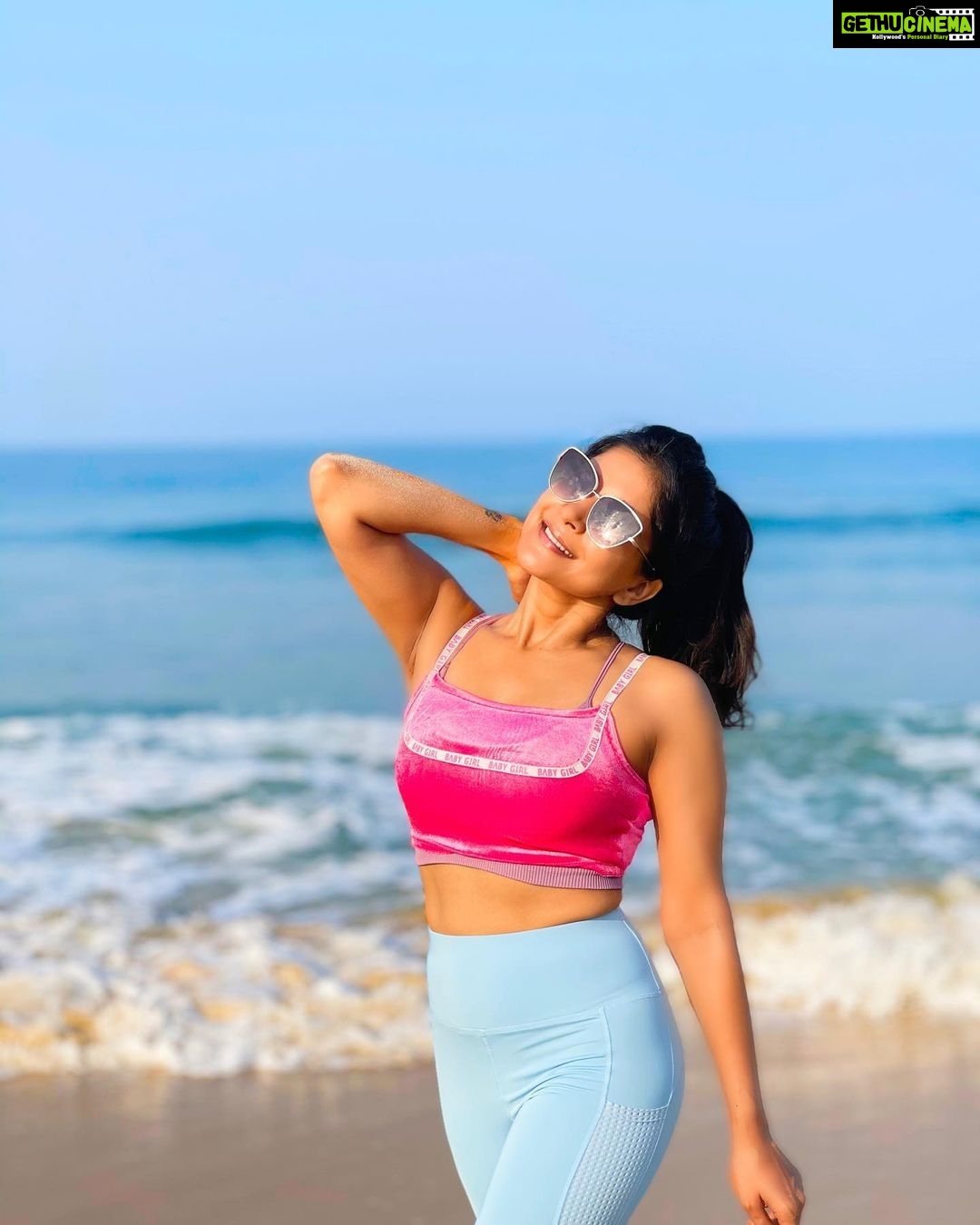 Sakshi Agarwal Instagram - Crazy successful workout at the beach! Feel so good❤️ . #workout #fitfam #fitness #beachfitness #beachworkout #waves #water #motivation #goals #abs #sides #core #kettlebell #beachcardio The Leela Goa